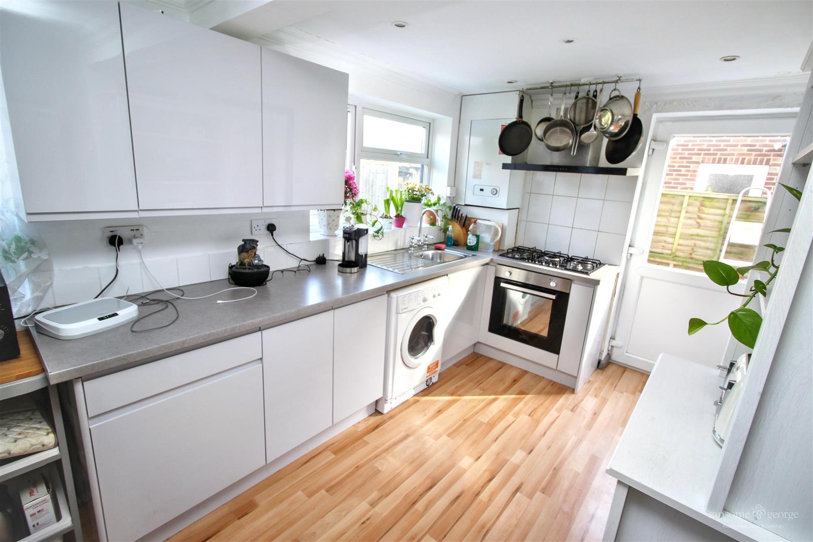 3 bed property in Hogarth Avenue, Reading